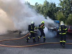 V Ostravě hasiči likvidovali požár tří vozidel, způsobil škodu za 150 tisíc korun