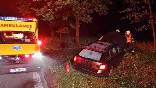Osobní auto havarovalo brzy ráno. Jednu osobu ošetřovali záchranáři