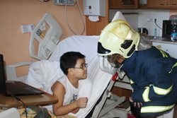 Hasiči v Plzni zpestřili den dětem hospitalizovaným ve Fakultní nemocnici Lochotín FOTOGALERIE
