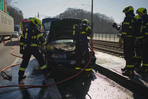 Požár vozidla zastavil provoz a přivolal hasiče