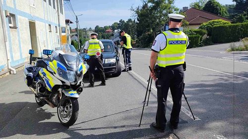 V padesátce naměřili motorkáři 108 km/h. Policie kontrolovala i železniční přejezdy