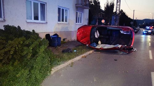 Auto skončilo v domě, další po nárazu do stromu na boku. Policie připomíná rizika nepozornosti