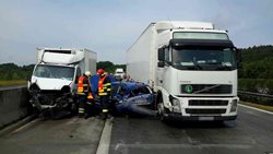 Hromadná nehoda na D35 u Dolního Újezdu. Při nehodě se zranily dvě osoby