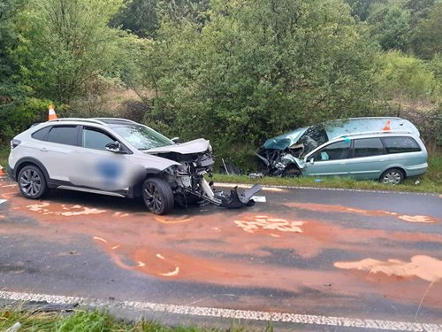 Srážka dvou aut u Ořecha ochromila dopravu, dva lidé skončili v péči záchranářů