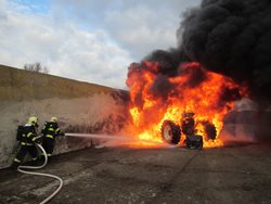 V silážní jámě v obci Popovice shořel traktor