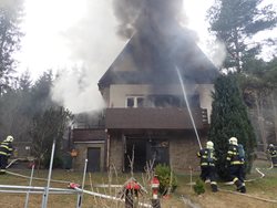 Požár zničil celoročně obývanou chatu