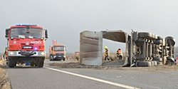 Dopravní nehoda dvou kamionů na dálnici D8 u Doksan
