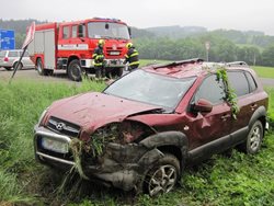 Osobní automobil v letu mimo silnici poškodil dopravní značku.