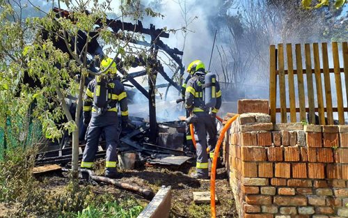 Požár uvěznil rodinu, rozhodující byly vteřiny a pomoc sousedů