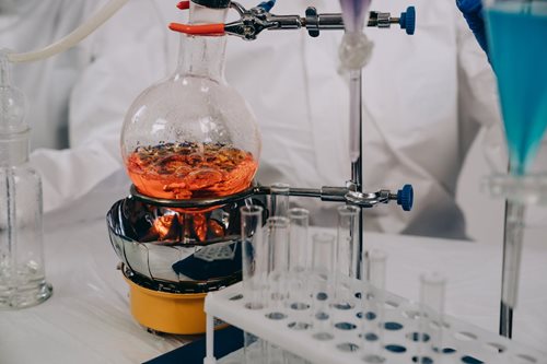 Nebezpečný školní pokus skončil zraněními: Záchranáři zasahovali u popálených dětí