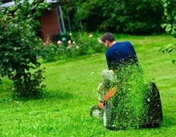 Tragicky skončilo sečení trávy. Muž u své chaty sekl trávu s pomocí malotraktoru, který na něj spadl.