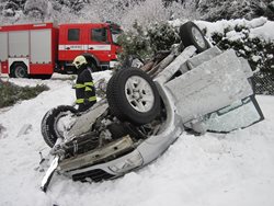Vozidlo skončilo převrácené na zahradě rodinného domu