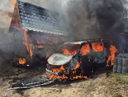 Požár dodávky a zahradního domku zaměstnal sedm jednotek hasičů