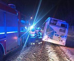 Autobus sjel na sněhu mimo komunikaci. 