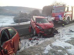 Po nehodě zůstal muž zaklíněn ve vozidle