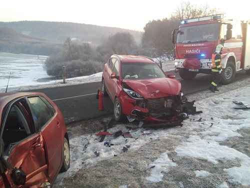 Po nehodě zůstal muž zaklíněn ve vozidle