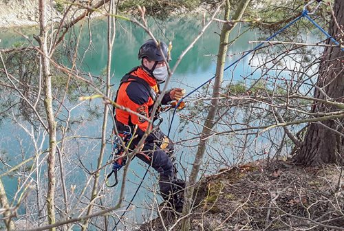 Záchrana pejska z hloubky, sklouzl do 10 metrů hlubokého mezipatra, Výkleky - Přerovsko