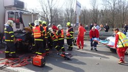 Ostravští hasiči vyprošťovali řidiče Hondy v Rudné ulici