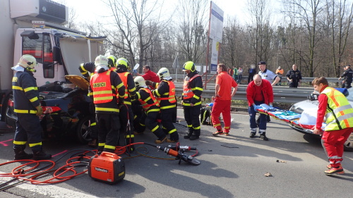 Ostravští hasiči vyprošťovali řidiče Hondy v Rudné ulici