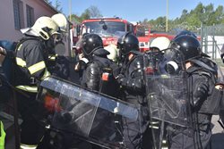 Netradiční cvičení příbramských hasičů při požáru ve věznici