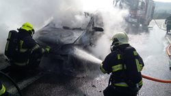 Požár osobního auta na silnici u obce Kozly