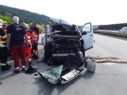 Hraničtí hasiči vyprostili vážně zraněného řidiče z trosek dodávky