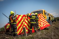 Po střetu vlaku s osobním automobilem v Horních Tošanovicích museli hasiči vyprostit řidičku