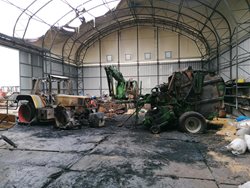 Vyšetřujeme požár skladu zemědělské techniky v Tisové
