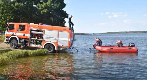 Hasiči zachránili na Jesenici dvě osoby z převrácené loďky