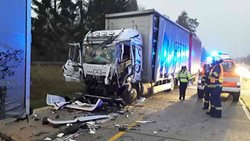 Dvě jednotky hasičů zasahovaly v pondělí ráno u dopravní nehody na dálnici D1