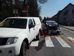 V Jemnici se střetla dvě osobní vozidla, nehoda si vyžádala jedno zranění