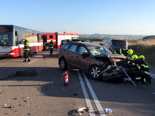 Náročný zásah hasičů v Mariánovicích po srážce několika vozidel