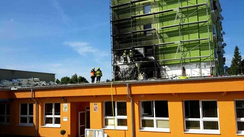 V Rovné hořela střecha obecního úřadu, oheň se šířil na vedle stojící obytný dům