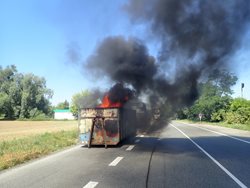 Požár kontejneru s odpadem nedaleko benzinové stanice