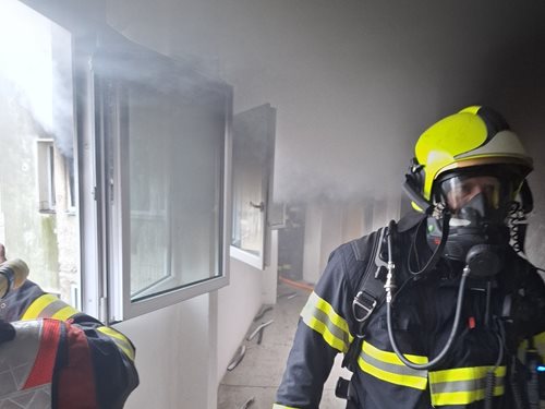 Požár v bytovém domě si vyžádal záchranu osmi obyvatel