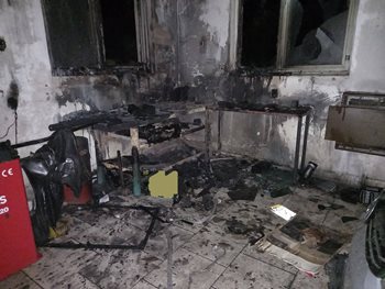 Minuty rozhodovaly. Noční požár hrozil zničit dům i dílnu