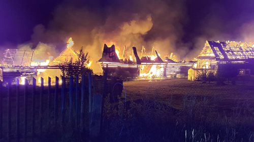 Rozsáhlý požár zasáhl deset staveb. S plameny bojovalo téměř šest desítek hasičů