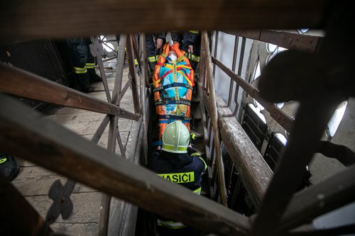 Cvičná záchrana osob z kostelní věže