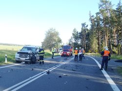 V Plzeňském kraji po střetu motorky s osobním autem motorka vzplála. Motorkář utrpěl zranění, které nepřežil.