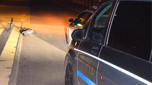 Opilý muž ujížděl policistům na elektrokoloběžce. Po několika metrech skončil na zemi