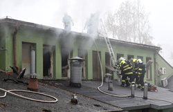 V Chodově hořela bývalá pekárna.Hasiči museli rozebrat část střechy, aby se dostali ke všem ohniskům  