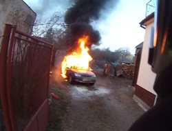  Soused zachránil dítě a seniora z hořícího auta