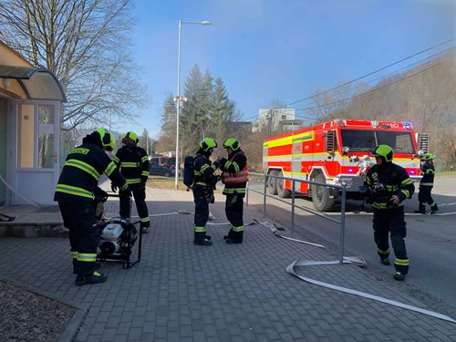 Dým ve škole vyvolal okamžitou evakuaci