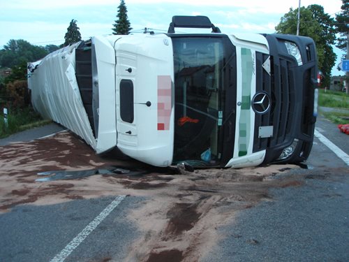 Dopravu na silnici zastavil převrácený kamion