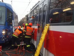 Osobní auto se mezi dvě tramvaje nevešlo