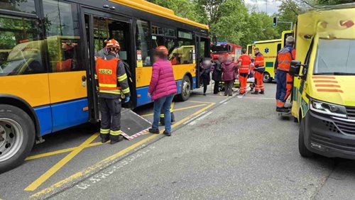 Nehoda autobusu a osobního auta si vyžádala sedm zraněných