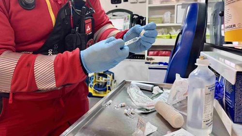 Zásah v hořícím bytě skončil bojem o život