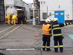 Zásah při úniku nebezpečné látky cvičili hasiči ve Smiřicích