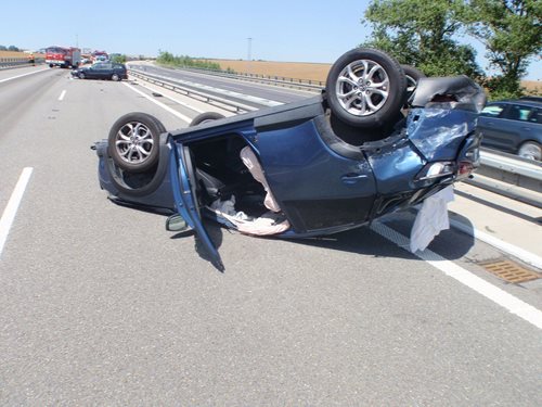 Nehoda dvou osobních automobilů blokovala provoz dálnice D1