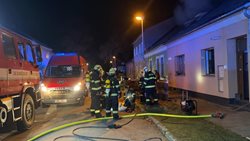Od požáru komínového tělesa zahořelo podkroví rodinného domku v Olomouci, Chválkovice